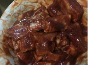 把料酒倒出去，控干水分，倒入排骨酱，用手按摩，抓匀~我给排骨按摩了15分钟呢~够它舒服的~然后放冰箱冷藏，腌8小时左右，或者一宿