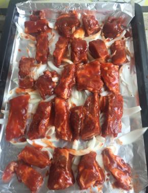 将排骨一块块，摆在洋葱上，送入220度的烤箱，40分钟，中层。期间翻一次面，什么都不用撒，芝麻也不撒，味道超级好哦