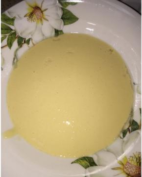 芒果肉切成1立方厘米的小丁，芒果汁倒入盆中，放糖搅匀，然后将糯米粉过筛，搅匀至无颗粒