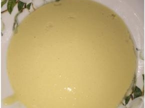 芒果肉切成1立方厘米的小丁，芒果汁倒入盆中，放糖搅匀，然后将糯米粉过筛，搅匀至无颗粒