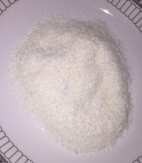 然后扔到装满椰蓉的盘中滚的满身都是椰蓉，装盘