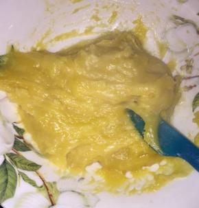 然后盖上一个盖子（不盖盖子表面会干），放到微波炉中高火4分钟，拿出后用勺子搅一下（粘性十足，注意烫伤），晾凉一会儿至不烫手