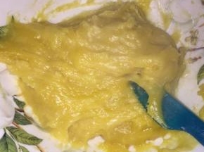 然后盖上一个盖子（不盖盖子表面会干），放到微波炉中高火4分钟，拿出后用勺子搅一下（粘性十足，注意烫伤），晾凉一会儿至不烫手