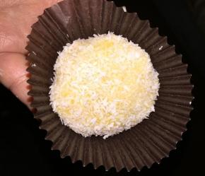 可爱的芒果糯米团，里外都充满了浓郁的芒果香，软糯的口感特别好吃~