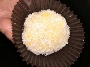 可爱的芒果糯米团，里外都充满了浓郁的芒果香，软糯的口感特别好吃~