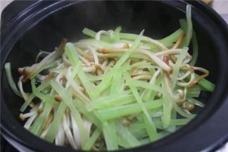 捞出放入砂锅中垫底