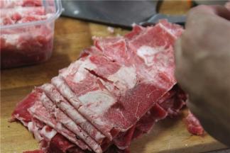 将肥牛卷摊开，一片片的叠加在一起，用少许的生粉腌制一下