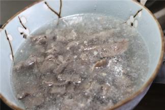 肥牛断生变色就要马上捞出。用冷水冲一下，等肥牛飘起，这样吃起来更有嚼劲