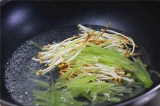 青笋洗净切丝，金针菇洗净切掉根部，锅内烧开水，放入青笋和金针菇焯水，放入蔬菜之后烫熟。水烧开放入蔬菜，重现烧开煮1分钟即可，煮太久的话蔬菜的口感和颜色都会大大折扣。