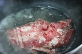 锅内烧开水，放入肥牛焯水烫熟。
