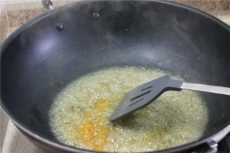 锅内到适量的油，先下野山椒炒出味道，然后放黄灯笼辣椒，二者比例为1:2，炒到水分稍干，周边起小泡的程度。