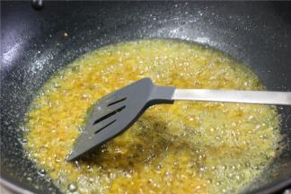 金汤肥牛的汤汁主要依靠黄灯笼辣椒酱来提色，不仅可以煮出金灿灿的汤汁，还能增加汤底的酸味和辣味，所以是这道菜的必备调味料之一。