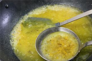 用漏网过滤掉锅内的残渣，只留汤汁，