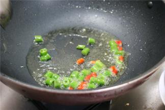 锅内倒少许油，放入青红椒圈小火炒出香味，