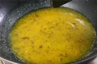 料炒香后，加冷水开始熬汁，大火煮开，