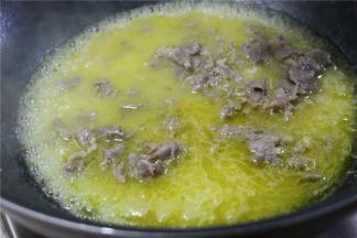 倒入肥牛，搅拌均匀之后起锅，将汤汁和肥牛一起倒入砂锅内。肥牛已经焯过水，所以这里就不需要煮太久，煮30秒左右，让肥牛沾上汤汁的味道就可以倒入砂锅内了。肥牛煮太久肉质就会变得有点老，咬不动，所以一定要注意烹饪的时间