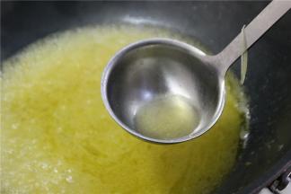 汤汁煮好之后调味，加盐，白糖，白醋倒下去，最后加一点野山椒水。白醋要在最后添加，白醋煮的时间太久会挥发，味道就没那么浓郁