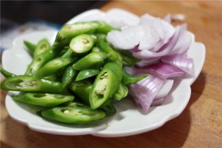 准备配料，青椒斜切，洋葱切片，大葱切段备用