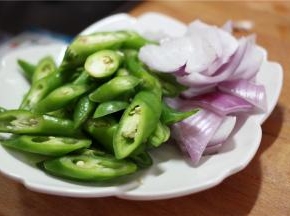 准备配料，青椒斜切，洋葱切片，大葱切段备用