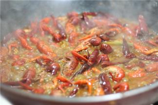 加水刚好没过小龙虾即可