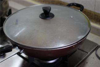 盖上锅盖焖煮10分钟即可， 不可焖的时间过长, 熟透为止, 防止肉老。