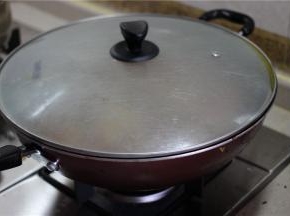 盖上锅盖焖煮10分钟即可， 不可焖的时间过长, 熟透为止, 防止肉老。