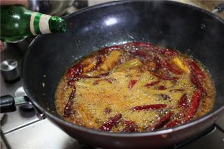 锅中下小龙虾，再倒入一小瓶啤酒烹煮