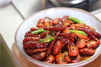 将龙虾一个个捞出摆盘，最后将汤汁淋上去即可