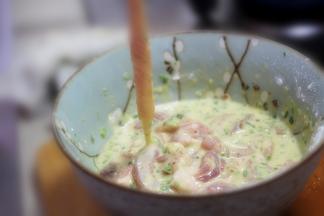 面糊能挂在肉上即可，不能太干，否则吃起来口感干瘪瘪的，没有嚼劲，但是也不能太稀。