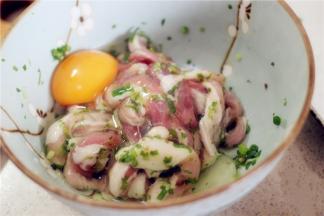 准备3个鸡蛋加入碗中打散调匀，加盐、味精调均