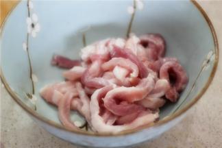 选择将里脊肉切成约食指粗细的筷子长条。炸得半透，这样还可以用来下火锅或是做汤。