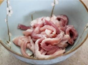 选择将里脊肉切成约食指粗细的筷子长条。炸得半透，这样还可以用来下火锅或是做汤。