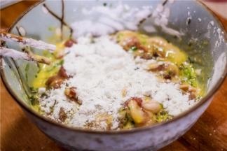 加适量红苕淀粉调成全蛋糊