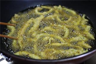 捞出之后这时所有酥肉都已经定型，最后再一起下锅开大火，炸至金黄酥脆。