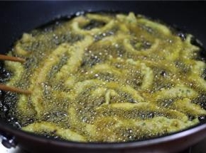 捞出之后这时所有酥肉都已经定型，最后再一起下锅开大火，炸至金黄酥脆。
