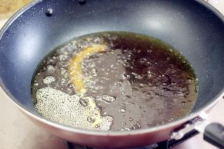 油温烧到7成热，等到锅内开始冒烟时，可以放酥肉油炸，不确定油温可以先放一个酥肉炸熟，观察色泽和面糊的粘稠度，不够粘稠可以在面糊里加鸡蛋