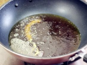 油温烧到7成热，等到锅内开始冒烟时，可以放酥肉油炸，不确定油温可以先放一个酥肉炸熟，观察色泽和面糊的粘稠度，不够粘稠可以在面糊里加鸡蛋