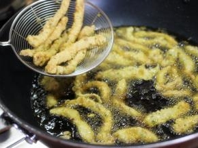 将肉条糊下油锅，先开大火加热油温，然后转小火炸定型，捞出