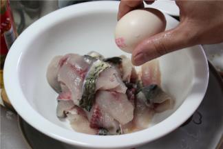 鱼片中加料酒、盐、生粉、一个鸡蛋清腌制，时间15分钟