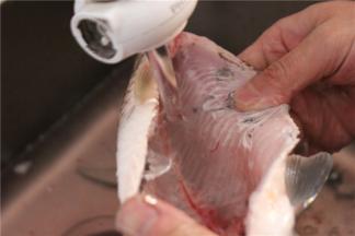 将鱼洗净，买时可以让卖鱼的帮你片上花刀，利于入味，自己动手也可以，刮干净鱼鳞，洗干净鱼腹部的的黑色物质，要不鱼会发苦且腥味很重。