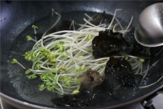 煮一锅水，放豆芽、青笋焯熟