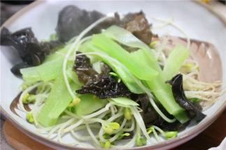 然后捞起来放到盘中垫底。配菜不能太熟，只需要稍稍煮软即可捞出，时间大约1分—2分钟。