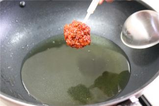 热锅倒油，下姜蒜米，豆瓣酱炒香