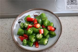 姜蒜切片，葱切段，鲜椒切成小圆圈