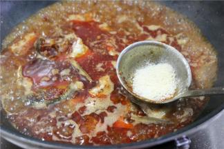 加适量水，再依次加入加味精、鸡精、白糖、辣椒面等调味料。水量只需要稍稍盖过鱼就好