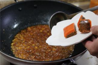 加入牛油火锅底料熬制（香水鱼料和火锅底料的比例是1:1）