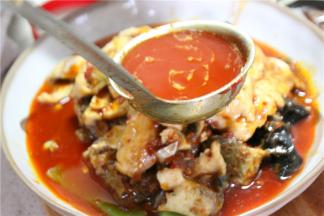 鱼上浇锅中红油