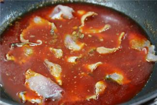 下入鱼片，稍煮片刻后捞起。