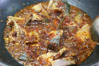 先将鱼骨放入锅中炒制