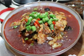 放上青红椒圈，淋上热油